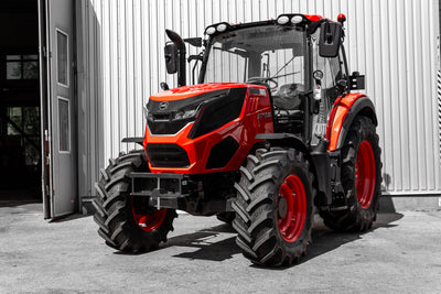 Kioti HX1201PC traktors ar kabīni uz lauka