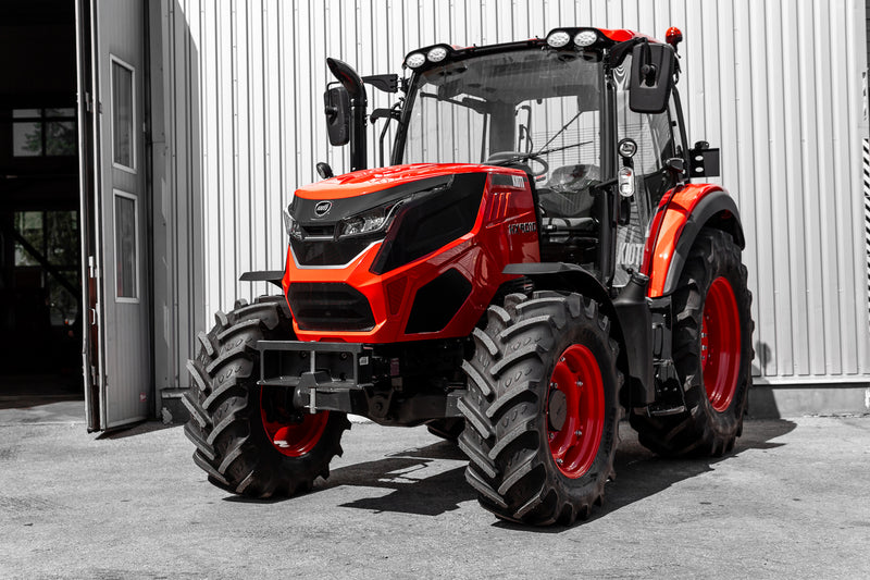Kioti HX1201PC traktors ar kabīni uz lauka