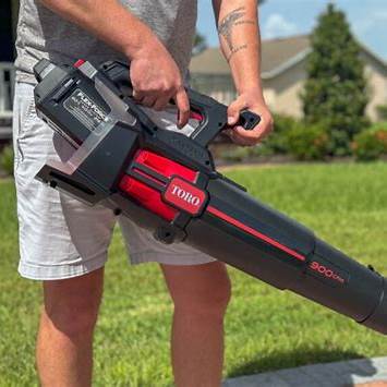  Toro 60V MAX 900 CFM Brushless Leaf Blower 51900T ir aprīkots ar komforta rokturi, kas nodrošina ērtu un efektīvu lietošanu